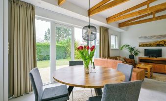 Bungalow in Eureka with Spacious Garden