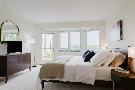 Stunning 5-bedroom, 4.5-bath Bluff home with Spectacular, Panoramic Bay Views