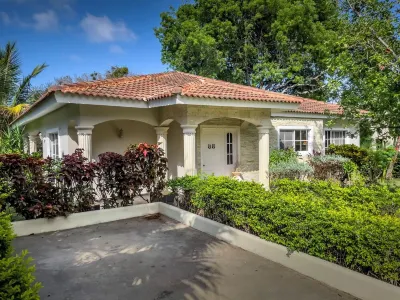 Cheerful villa with pool minutes from city center. Only 10 mins away from POP Hotels in 