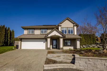 Bright 3 Bedroom Home with Home Theater