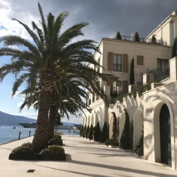 LUXURY VILLA WITH PRIVATE POOL ON BEAUTIFUL AND ACCESSIBLE LUSTICA PENINSULA فنادق في 