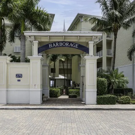 Yacht Club - Pet Friendly - Riverfront - Downtown