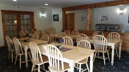 Beautiful Adirondack Lodge just 15 Minutes from Gore Mt ski area & Lake George