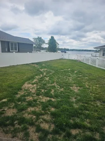 Beautiful Lakefront home, pets welcome, fully fenced, dock, kayaks, fishing!!