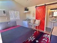 Cozy and Quiet Tiny House Cottage with Skylight 2 Minutes from Main Street 朱利安酒店