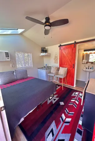 Cozy and Quiet Tiny House Cottage with Skylight 2 Minutes from Main Street