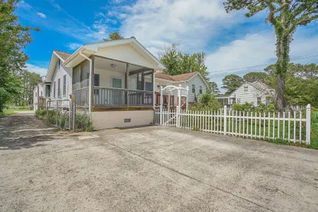 Chincoteague Island Creekside Cottage