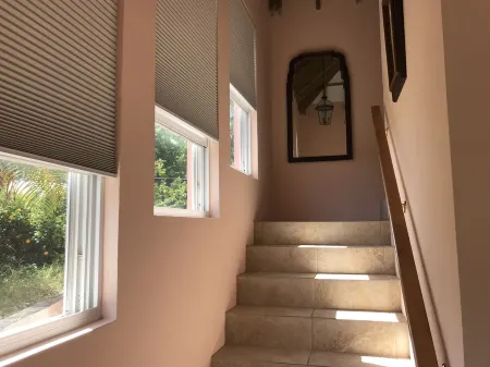 Charming New Waterfront One Bedroom Loft Apartment On Mullet  Bay  St. George’s Отели рядом с достопримечательностью «Маяк Сент-Дэвида»