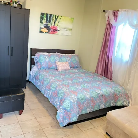 Convenient and clean studio near the beach and Newport.