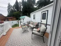Tide’s Edge Escape: Cozy 2-Bed Cottage/Camper with Sea Views