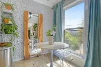Sunny Stylish, Cozy King Condo near Lake & Downtown