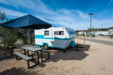 Vintage Camper delivered to your reserved campsite! Near Surf Beach & Downtown Отели рядом с достопримечательностью «Эмма Вуд Стейт Бич»