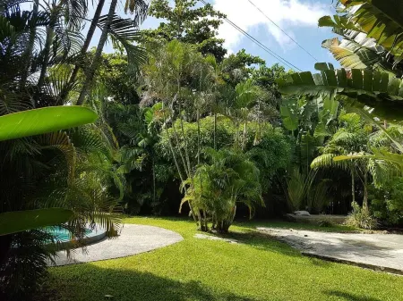 Private villa apartment with pool and within 15 minute walk to 3 beaches. Отели в г. Краун Пойнт