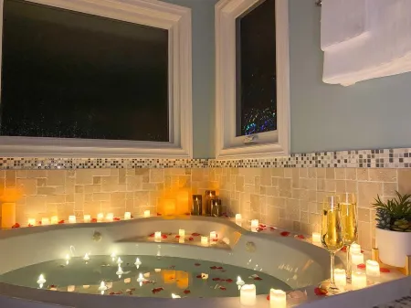 6BR • Sleeps 12 • Stocked Kitchen • 10-Min Stroll to Lake Huron