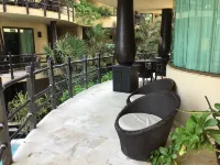 Oceanfront condo on beach w/ hot tub! Minutes walk to restaurants & bars! 2pools