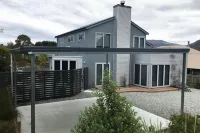 The Art House, Wanaka - Contemporary holiday house