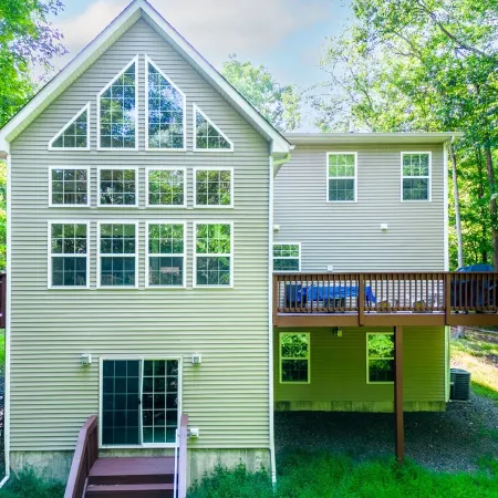 Huge 4bd Masthope retreat,hot tub game room,lake access,ski, Rain friendly deck