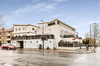 Modern Comfort Two Bedroom Gem on the Rye Hotels near New Southgate