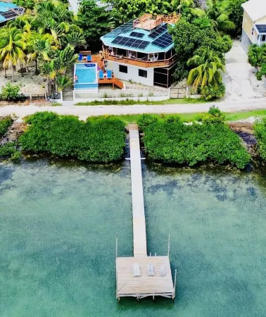 OCEANFRONT ECO-CHIC HOME WITH INFINITY POOL, DOCK, AIR CONDITIONER & TV Отели рядом с достопримечательностью «Сплит»