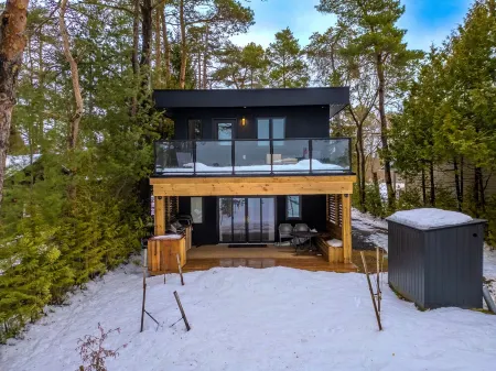 Luxury Waterfront Retreat | Casa Del Capo | Sauna, EV, Pizza Oven & Lake Views