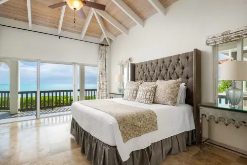 Oceanfront Paradise: 4-Bedroom Retreat in Turks and Caicos, Close to Attractions