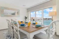 Large ocean front corner unit w extra sleeping area.