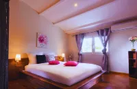 House with Exotic Charm, Private Jacuzzi & Paddle Just a Stone's Throw from the Lagoon!