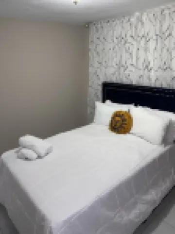 Cozy Home w/ private parking- 10 min to beach