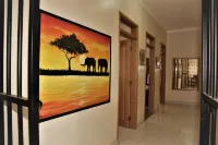 Cozy house sleeps 8, minutes away from airport!