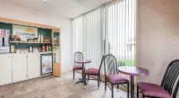 Days Inn by Wyndham Niles Отели в г. Найлс