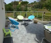 F3 of 80m ², swimming pool with sight on sea and mountains Arrival possible during the week