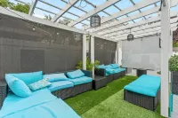 Chic & Elegant Retreat With Pool And FREE Parking Sleeps 16 Guests