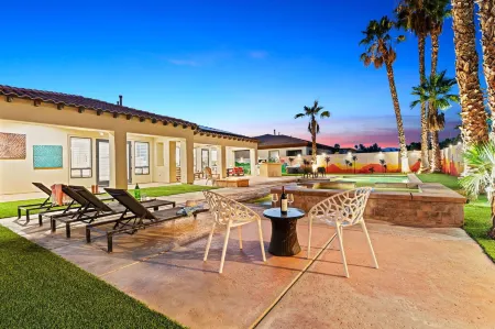Luxurious Villa Living in Indio w Pool Spa Отели в г. Индио
