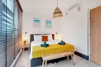Brand New 3 Bedroom Apartment at the Water のホテル