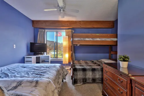 Mountain Views and Cozy Comfort - Charming Ski Retreat