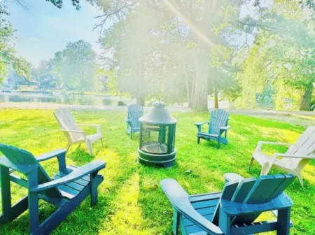 Beautiful Waterfront Cottage with Hot Tub in South Muskoka Отели в г. Грейвенхерст