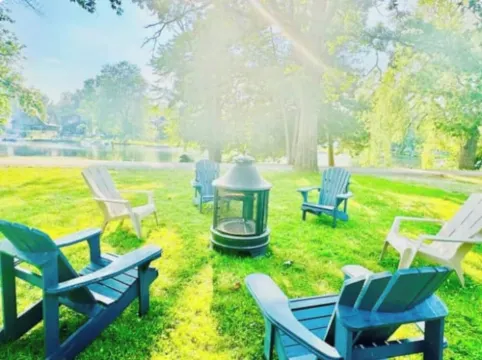 Beautiful Waterfront Cottage with Hot Tub in South Muskoka