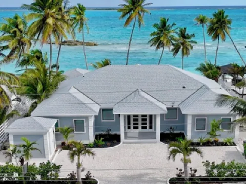 Blessing on the Bay - Brand New 4 bedroom Luxury Beachfront house のホテル