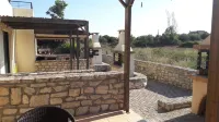 Holiday villa, close to the beach, with swimming pool and mountain views Hotel a Asprouliani
