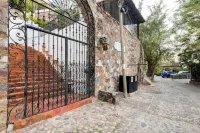 Huge Puerto Vallarta Penthouse 10 min to Beach. Nestled in the Hills / Jungle! Hotels in 