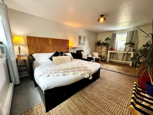 King bed, Kitchenette, parking, central - upper level suite
