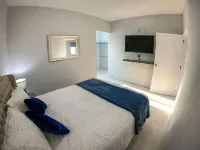 Beautiful house w heated private pool/ downtown Hotels in 