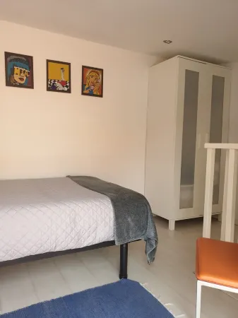 Small and lovelly villa, in the center of Peniche, in a quiet zone, for 5 persons Отели рядом с достопримечательностью «PenichePraia - Bungalows, Campers and SPA»