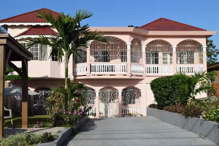 A superb 3-bedrooms Holiday Villa, mins away from Ocho Rios vibrant Town Centre