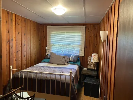 COZY COTTAGE WALKING DISTANCE TO LAKE SIMCOE & FRIDAY HARBOUR