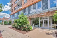 Lavish 1 bed Apt + Rooftop & Gym - Downtown Stamford โรงแรมใน