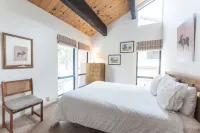 Cozy condo with shared pool and tennis courts near lake, Northstar, and more!