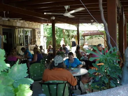 Polis villa rental with shared pool, Wi-Fi, balcony, terrace and air con Отели рядом с достопримечательностью «Latchi Yachting»