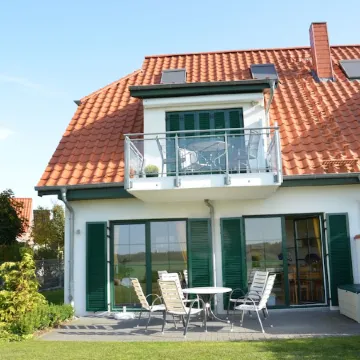 Bright, family-friendly apartment near the beach