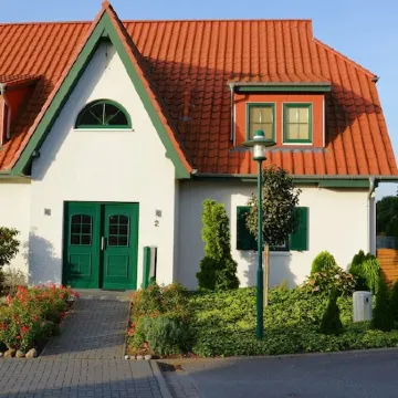 Bright, family-friendly apartment near the beach